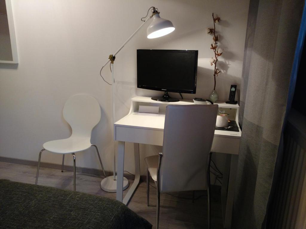 Schreibtisch und Stuhl